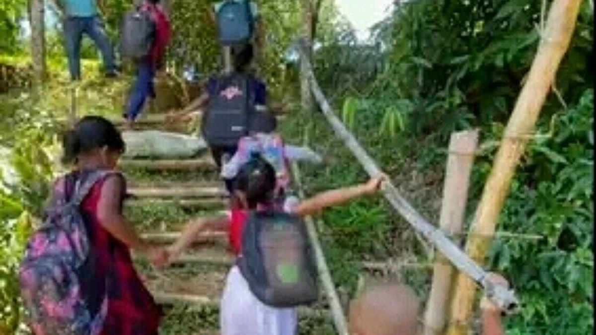 নড়বড়ে বাঁশের সিঁড়িই ইছলাছড়া স্কুলে যাতায়াতের ভরসা