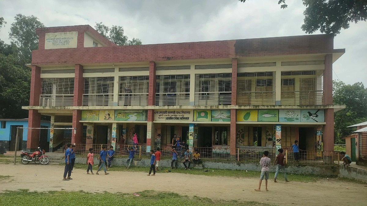 আট মাস পর স্কুলে ফিরলেন সেই শিক্ষক