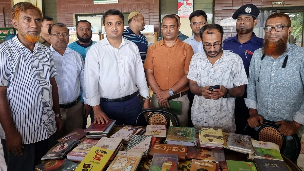 শ্রীমঙ্গল স্টেশনে ট্রেনের অপেক্ষায় সময় কাটবে বইয়ে
