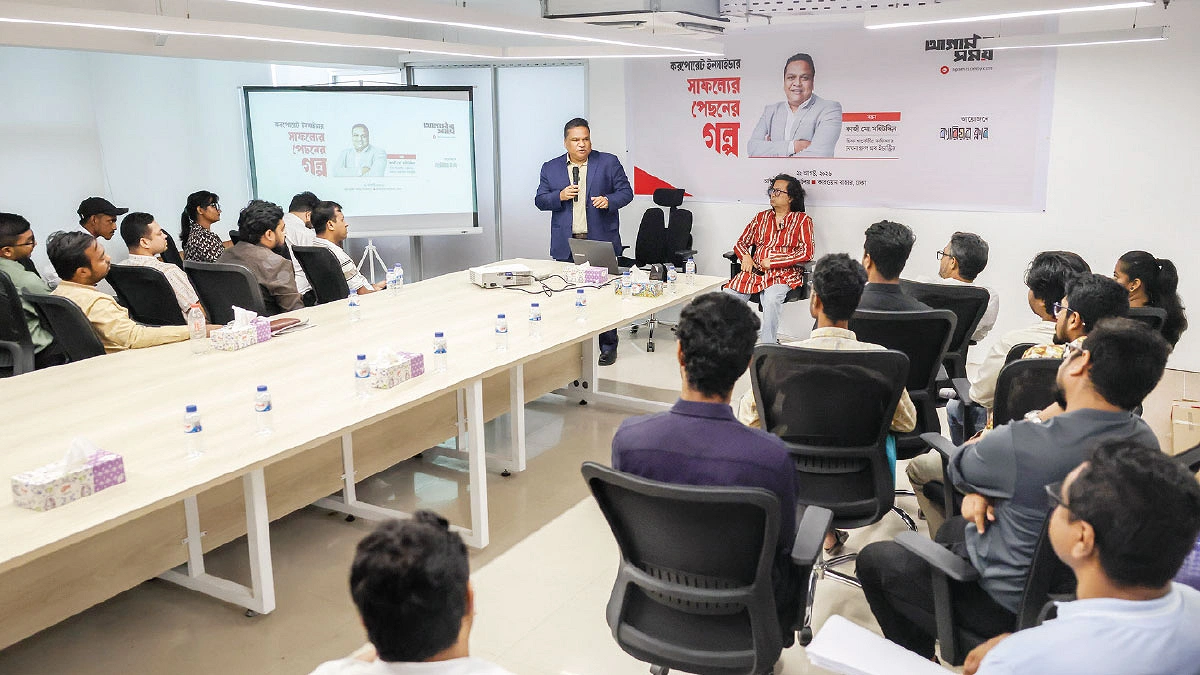 অনুষ্ঠানে প্রধান বক্তা, আয়োজক ও অংশগ্রহণকারীরা। ছবি: শামীম-উস-সালেহীন