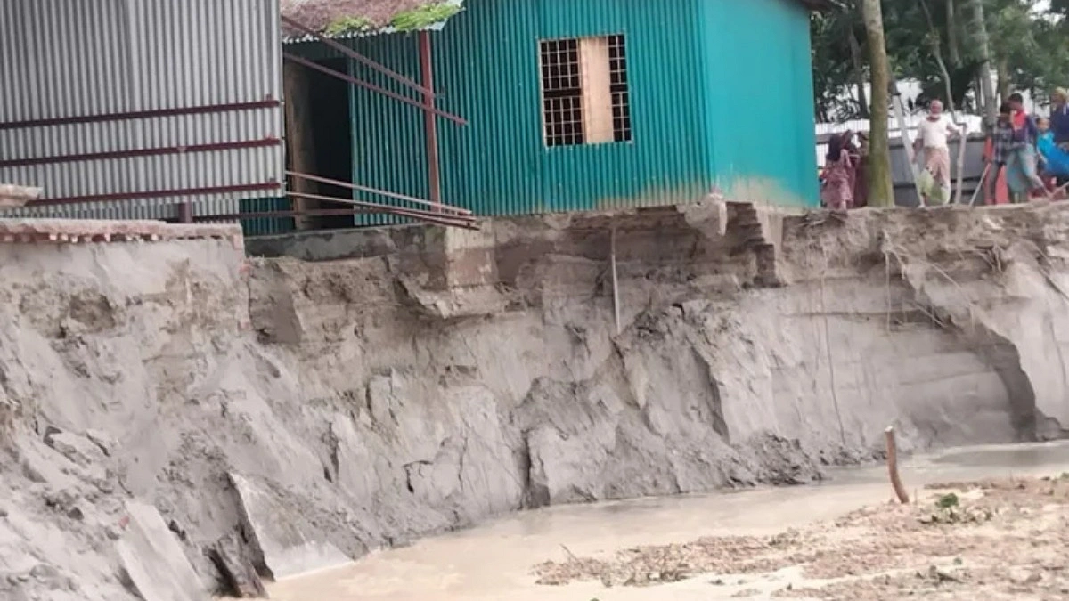 নদী ভাঙনে বিদ্যালয় বিলীনের পর জিওব্যাগ ফেলছে পাউবো