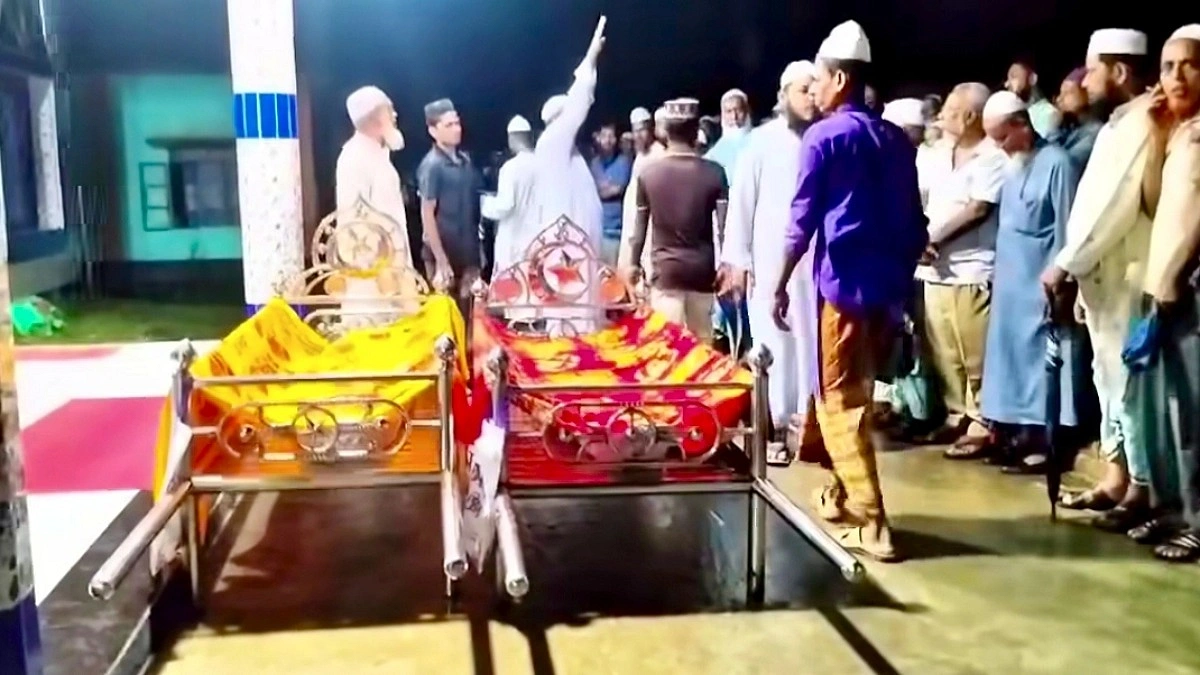 ছেলের লাশ দেখে বাবার মৃত্যু, একসঙ্গে দাফন