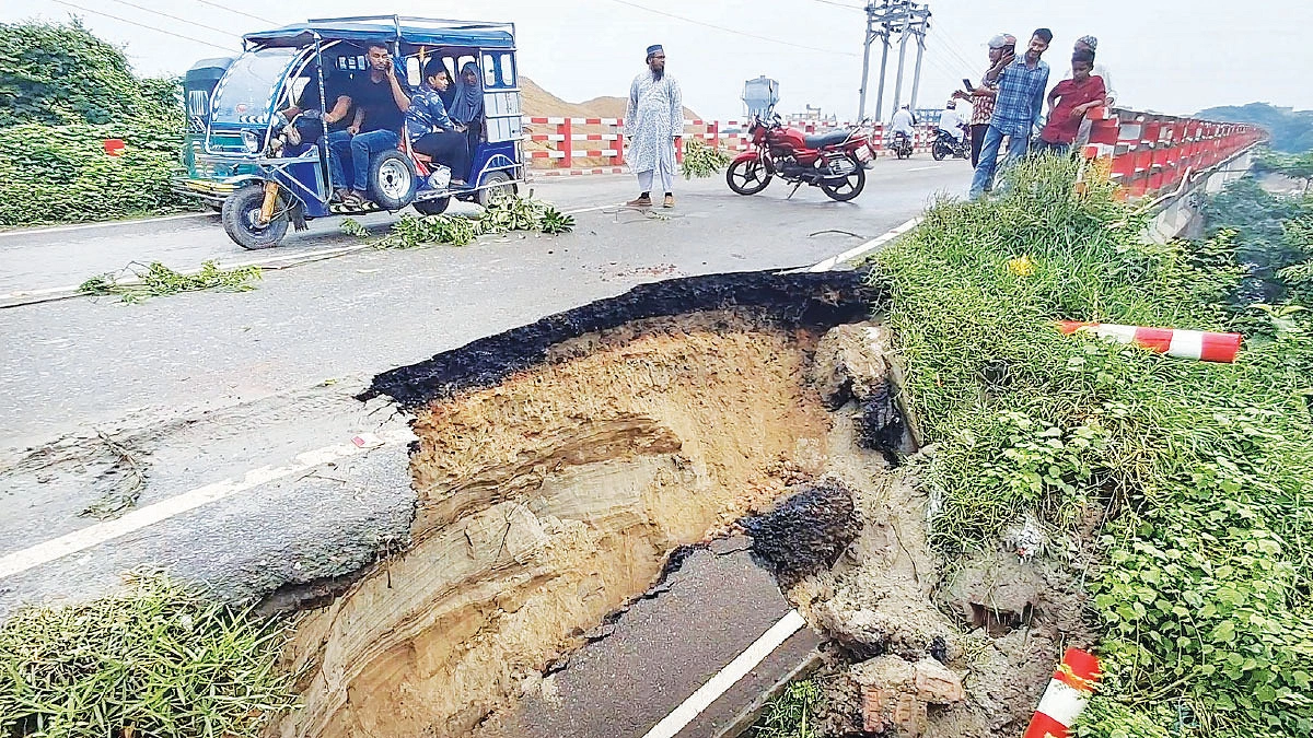 চাঁদপুর-লক্ষ্মীপুর সেতুর সংযোগ সড়কে ধস