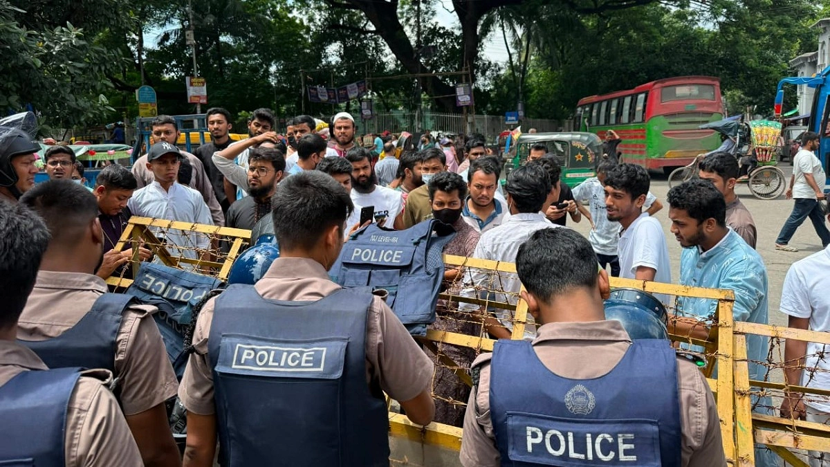 ঢাকা আলিয়ায় ছাত্র শিবিরের প্রবেশে পুলিশের বাধা