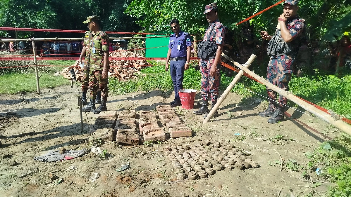 মেহেরপুরে ১৭ অ্যান্টি-ট্যাংক ও ৭৩ অ্যান্টি-পার্সন মাইন উদ্ধার
