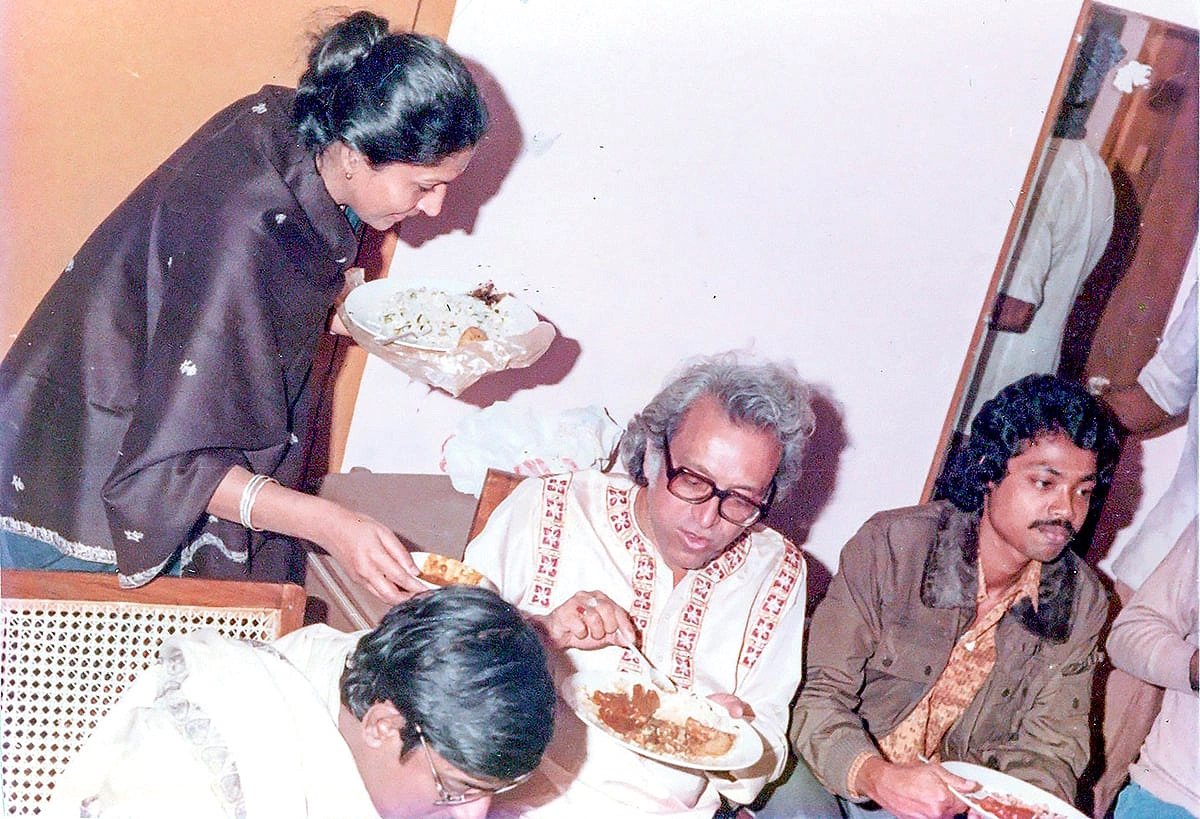 এক অনুষ্ঠানে শামসুর রাহমানকে খাবার তুলে দিচ্ছেন রুবী রহমান। ছবি: রুবী রহমানের সৌজন্যে