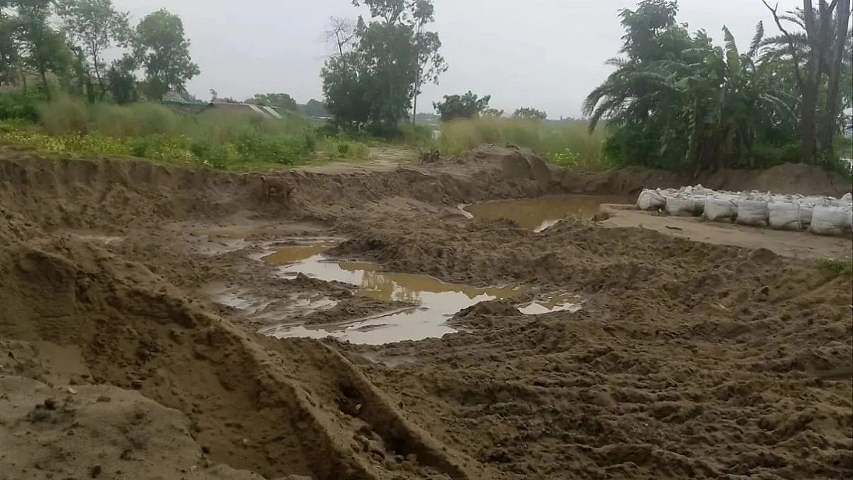 নদীভাঙন রক্ষায় বেড়িবাঁধের বালু নিয়ে যাচ্ছে দুর্বৃত্তরা