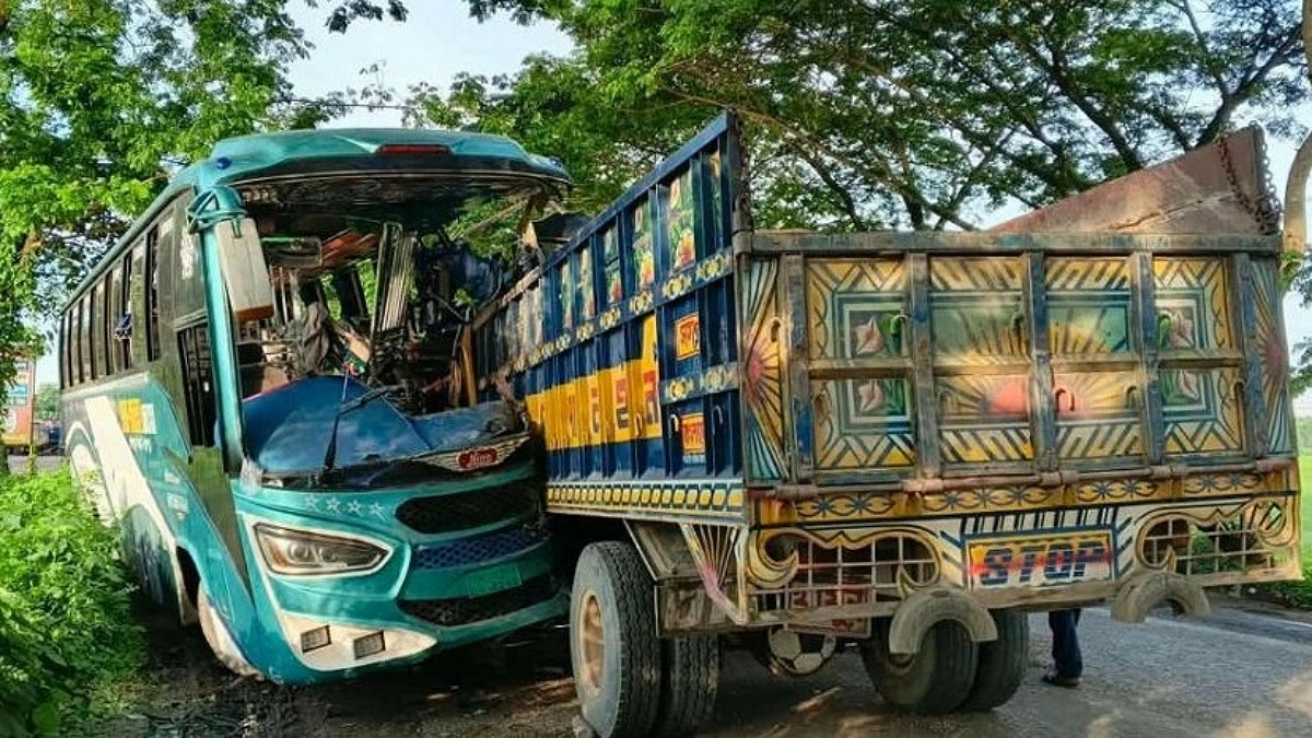 সিলেটে বাস-ট্রাক সংঘর্ষে প্রাণ গেল চালকের সহকারীর