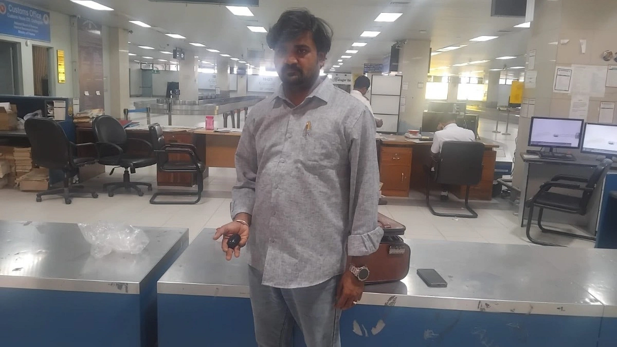 আন্ডারওয়্যারে লুকানো স্বর্ণসহ বিমানযাত্রী আটক