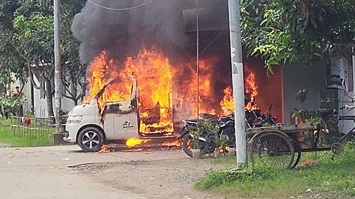 অ্যাম্বুলেন্সে সিলিন্ডার থেকে আগুনে দগ্ধ চালক, পুড়ল ৯ মোটরসাইকেল