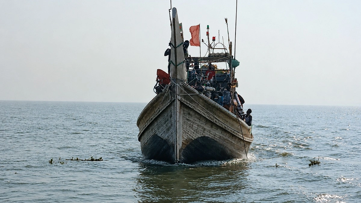 অবৈধ জালে ফাঁসছে রেণু-পোনা, সমুদ্রে কমছে মাছ