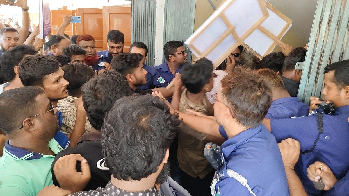ফ্যামিলি কার্ড শুমারিতে ‘বিতর্কিত নিয়োগ’, ইউএনও কার্যালয়ে উত্তেজনা