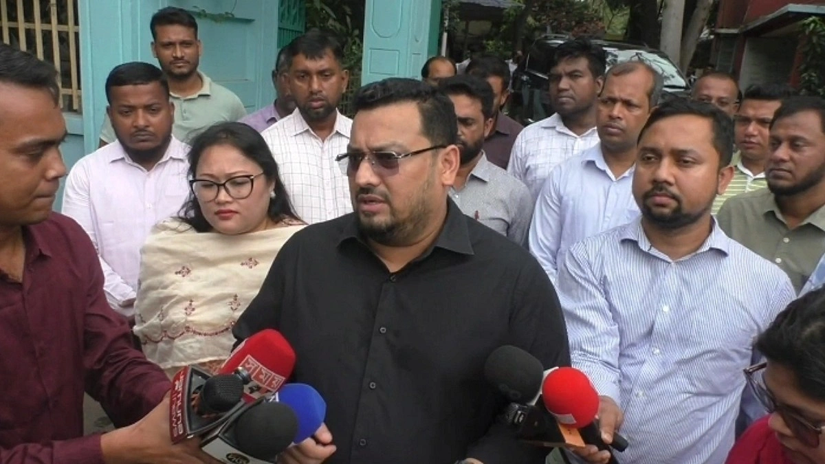 হাজিরা খাতায় অগ্রিম স্বাক্ষর, হঠাৎ পরিদর্শনে গিয়ে ভূমি প্রতিমন্ত্রীর ক্ষোভ