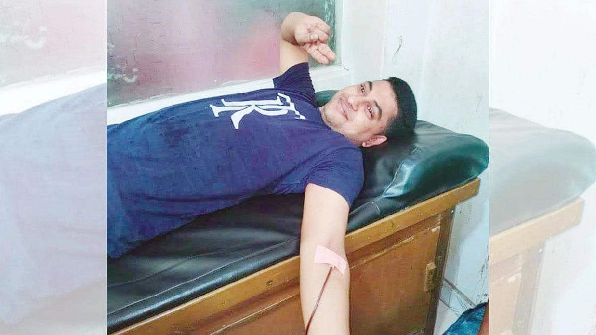 রোগীর জন্য রক্ত সংগ্রহে ছোটেন আইয়ুব