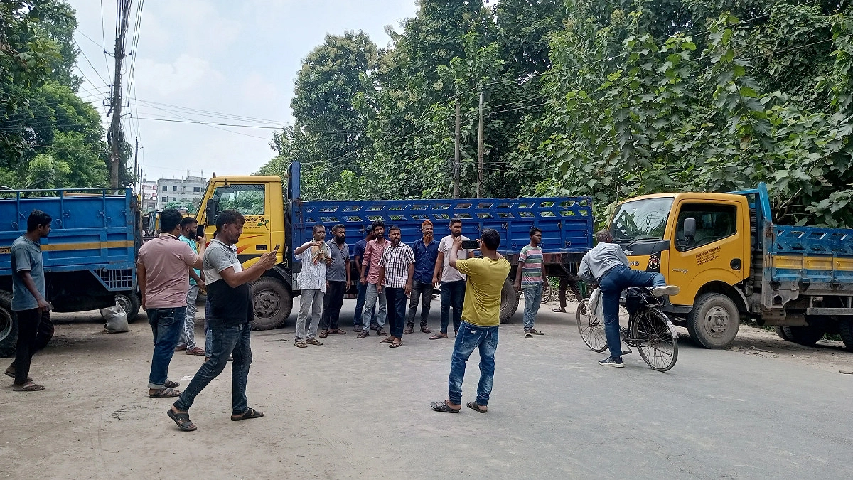 দিনাজপুরে পরিবহন শ্রমিক নেতাকে গ্রেপ্তারের প্রতিবাদে সড়ক অবরোধ