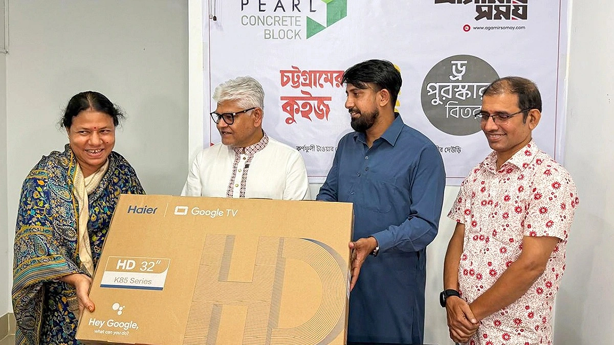 বিশ্বকাপ কুইজে বিজয়ীর হাতে টিভি তুলে দিলেন সাবেক অধিনায়ক মামুনুল