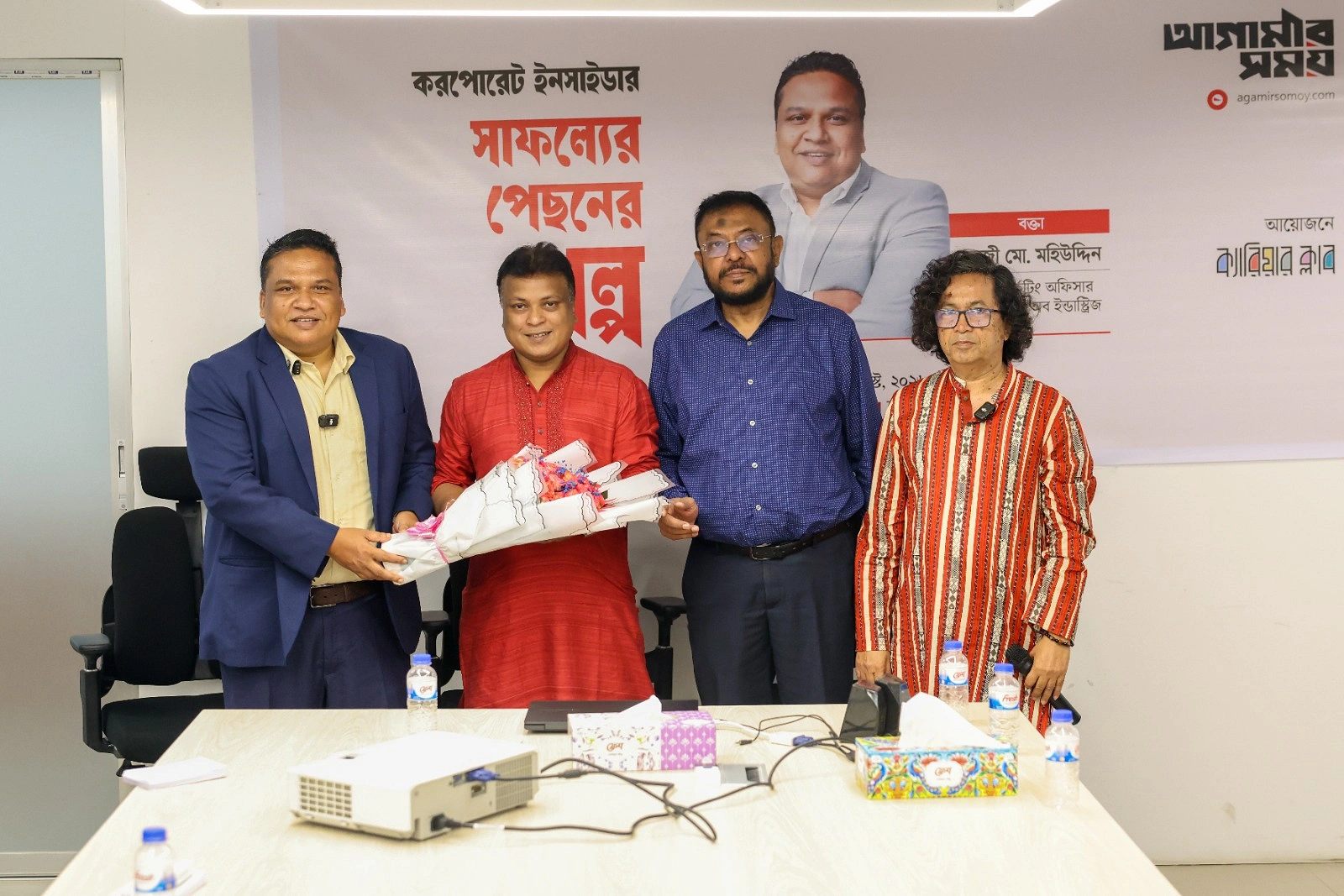 প্রধান বক্তাকে ফুল দিয়ে বরণ করে নিচ্ছেন আগামীর সময়ের সম্পাদক