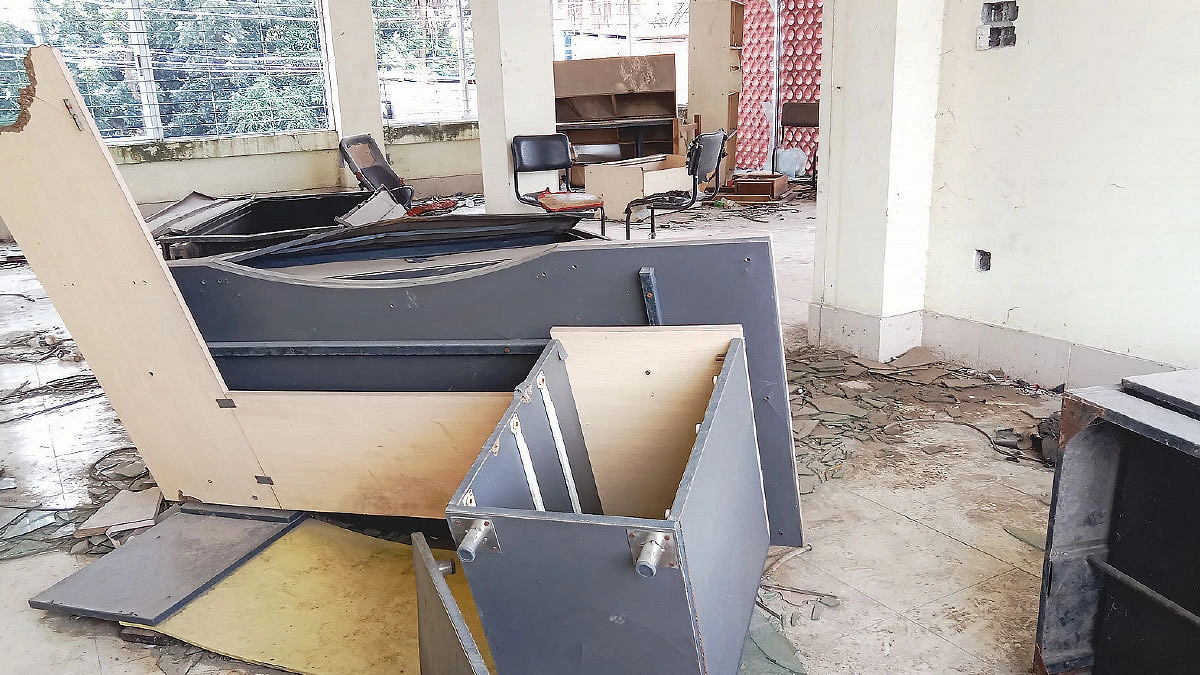স্মৃতির দেয়ালে অবহেলার চিহ্ন