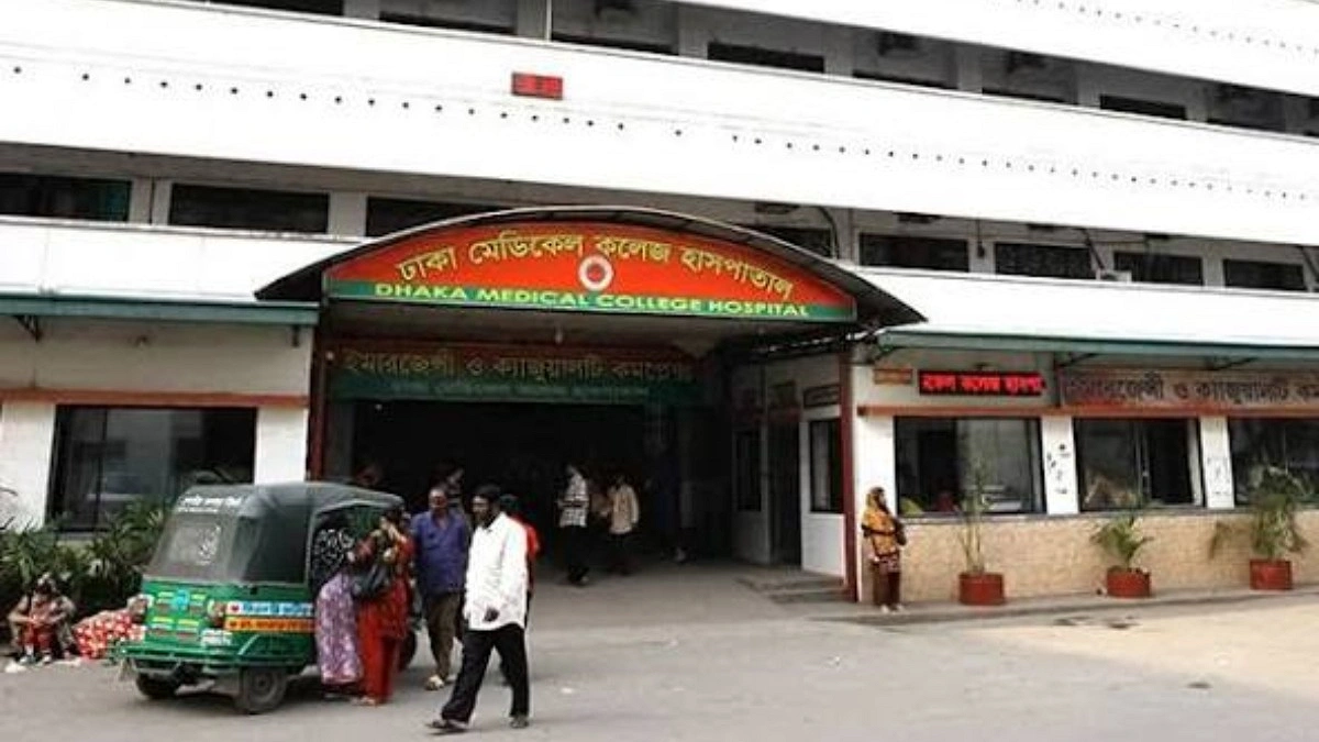 ঢামেকে কর্মচারীকে মারধরের অভিযোগে চিকিৎসকের বিরুদ্ধে প্রতিবাদ
