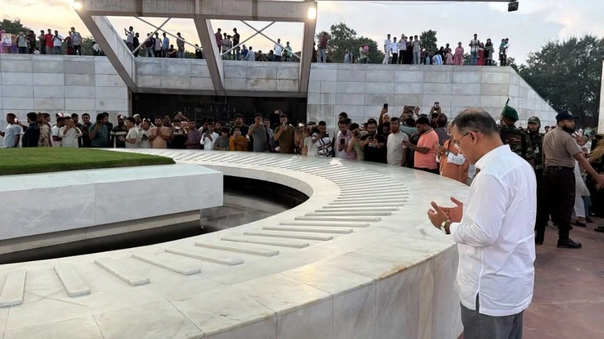 রাষ্ট্রপতি নির্বাচন শেষে বাবা-মায়ের কবর জিয়ারত করলেন প্রধানমন্ত্রী