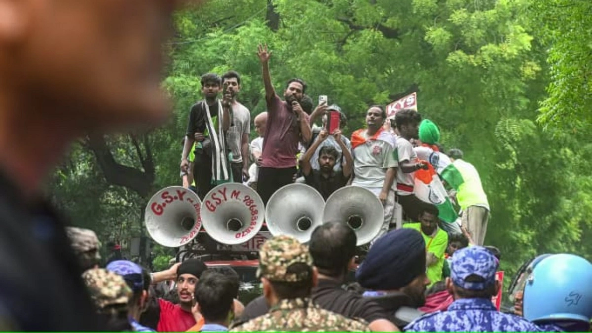 দিল্লিতে আবার নামছে ককরোচ