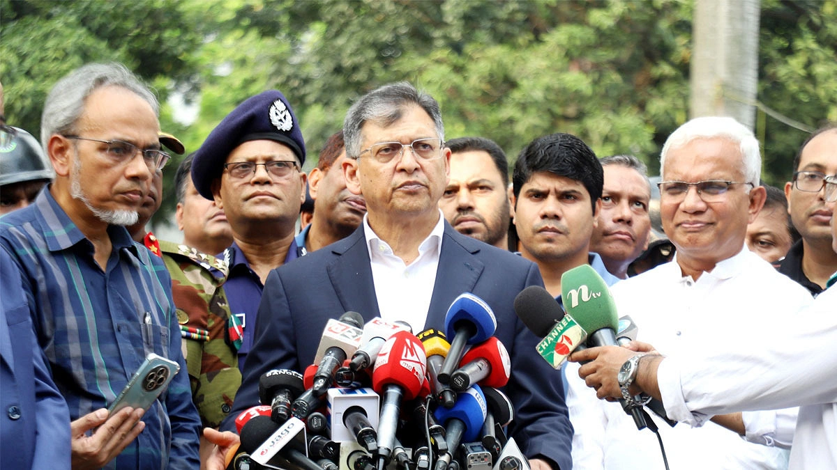 সন্ত্রাসী-চাঁদাবাজদের গ্রেপ্তারে ব্যর্থ হলে কঠোর ব্যবস্থার হুঁশিয়ারি স্বরাষ্ট্রমন্ত্রীর