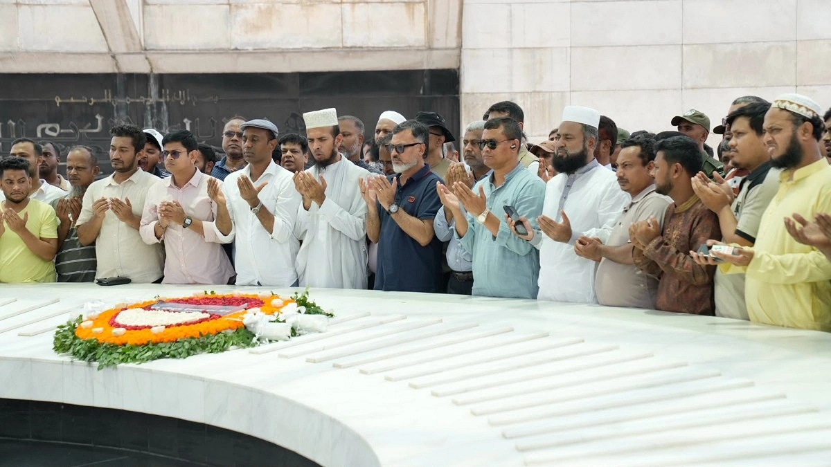 বেগম খালেদা জিয়ার সমাধিতে শ্রদ্ধা নিবেদন