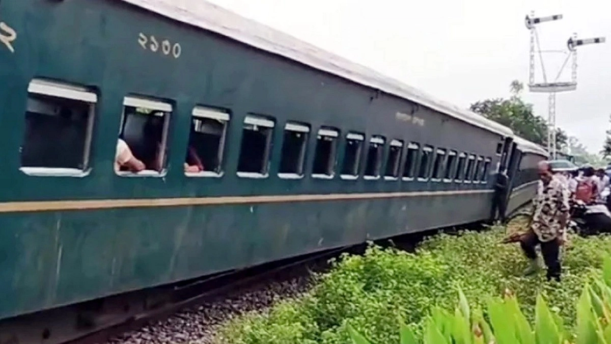 রংপুরে ট্রেন লাইনচ্যুত, দুই ঘণ্টা পর চলাচল স্বাভাবিক