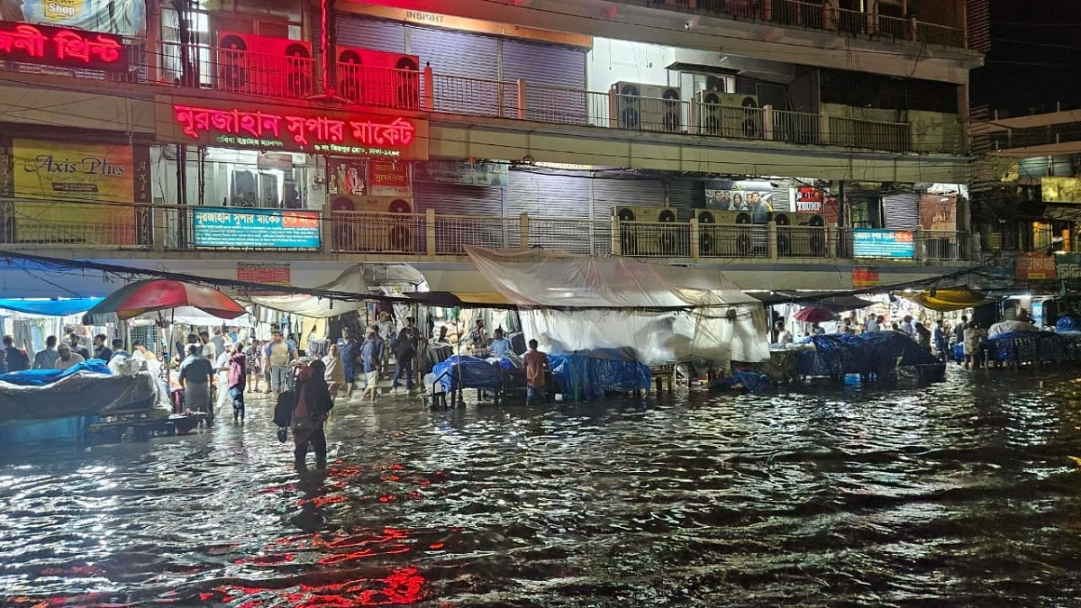এক ঘণ্টার বৃষ্টিতেই জলাবদ্ধতা, বাড়তি ভাড়ায়ও মিলছে না গণপরিবহন