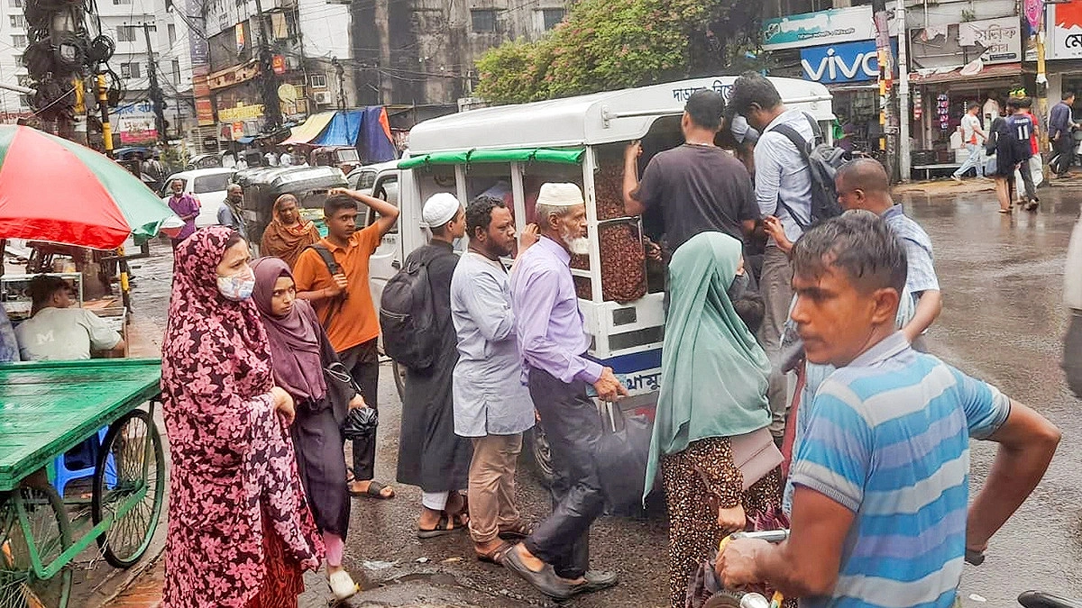 ১৮০ টাকার ভাড়া ৩০০, গ্যাস সংকটে পথে পথে ভোগান্তি