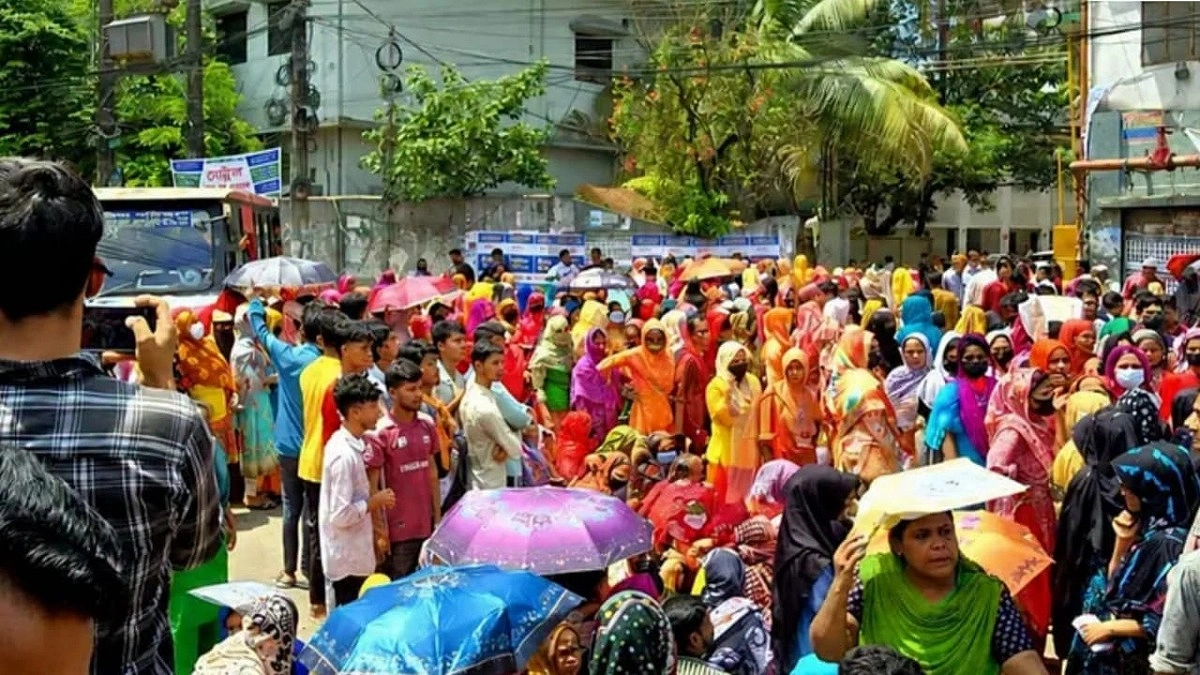 পাওনা পরিশোধের দাবিতে শ্রমিকদের সড়ক অবরোধ