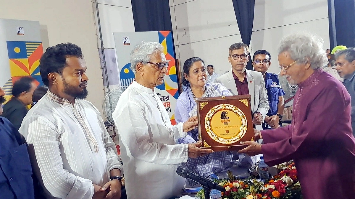চিত্রশিল্পী ড. আব্দুস সাত্তারের হাতে সুলতান পদক তুলে দিলেন সংস্কৃতিমন্ত্রী