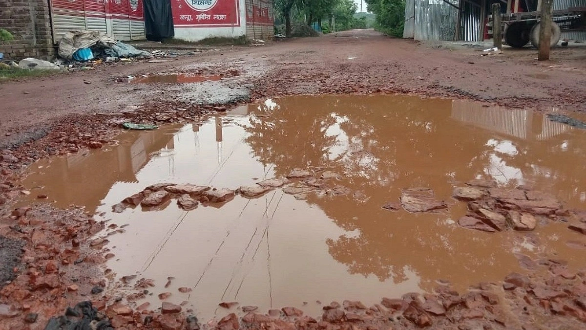 সড়ক নয় যেন মরণফাঁদ!