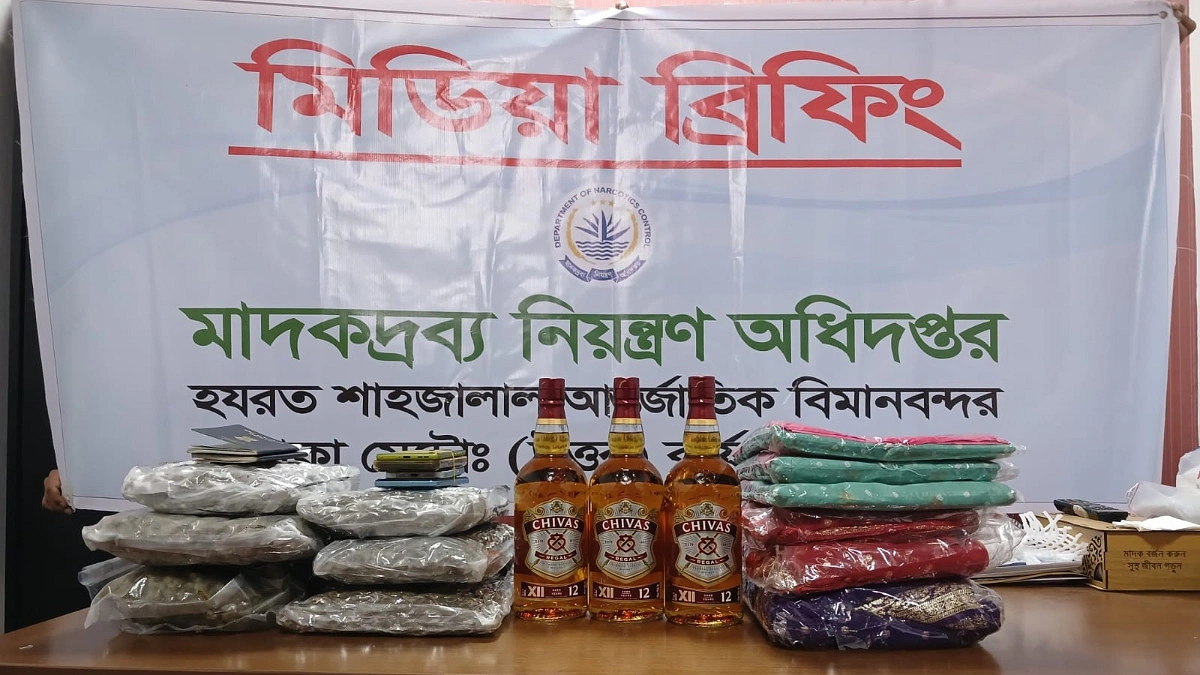 শাড়ির আড়ালে ৫ কেজি কুশ, বিমানবন্দরে গ্রেপ্তার দুই ভারতীয়