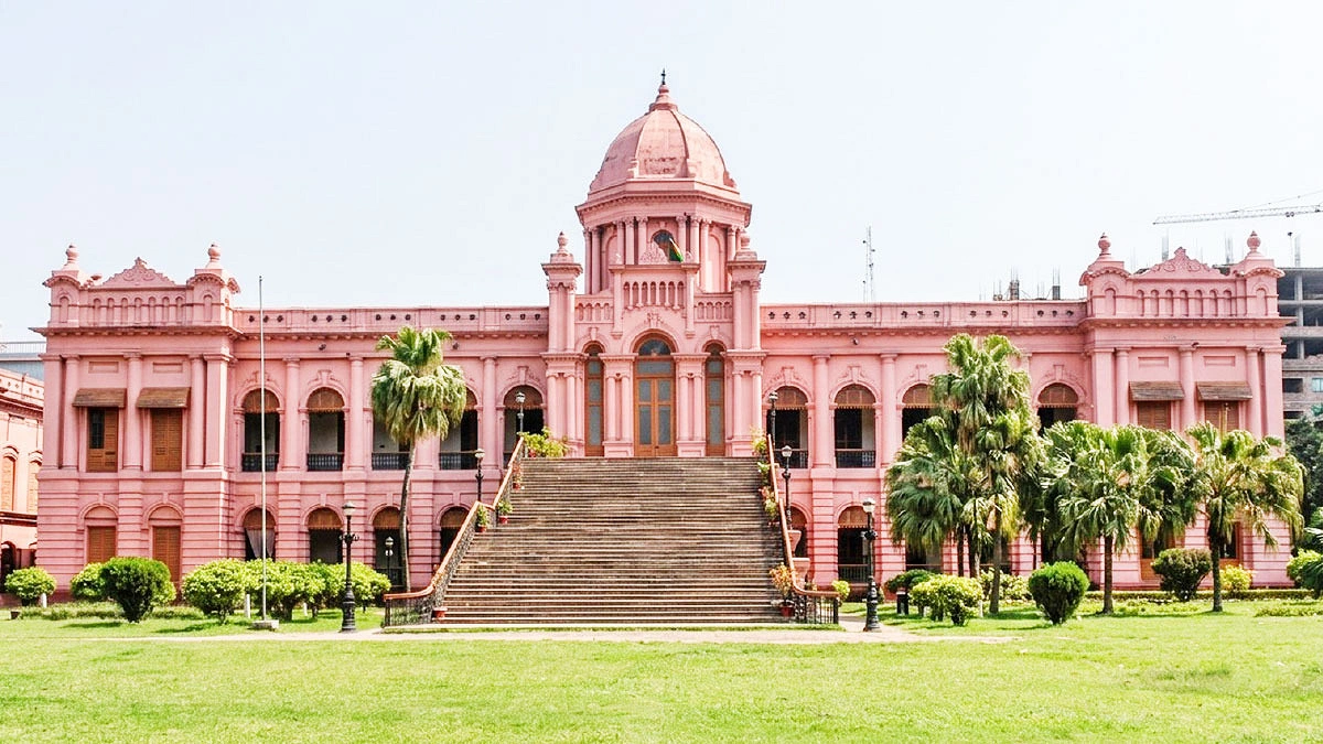 বুড়িগঙ্গার তীরে ‘পিংক প্যালেস’