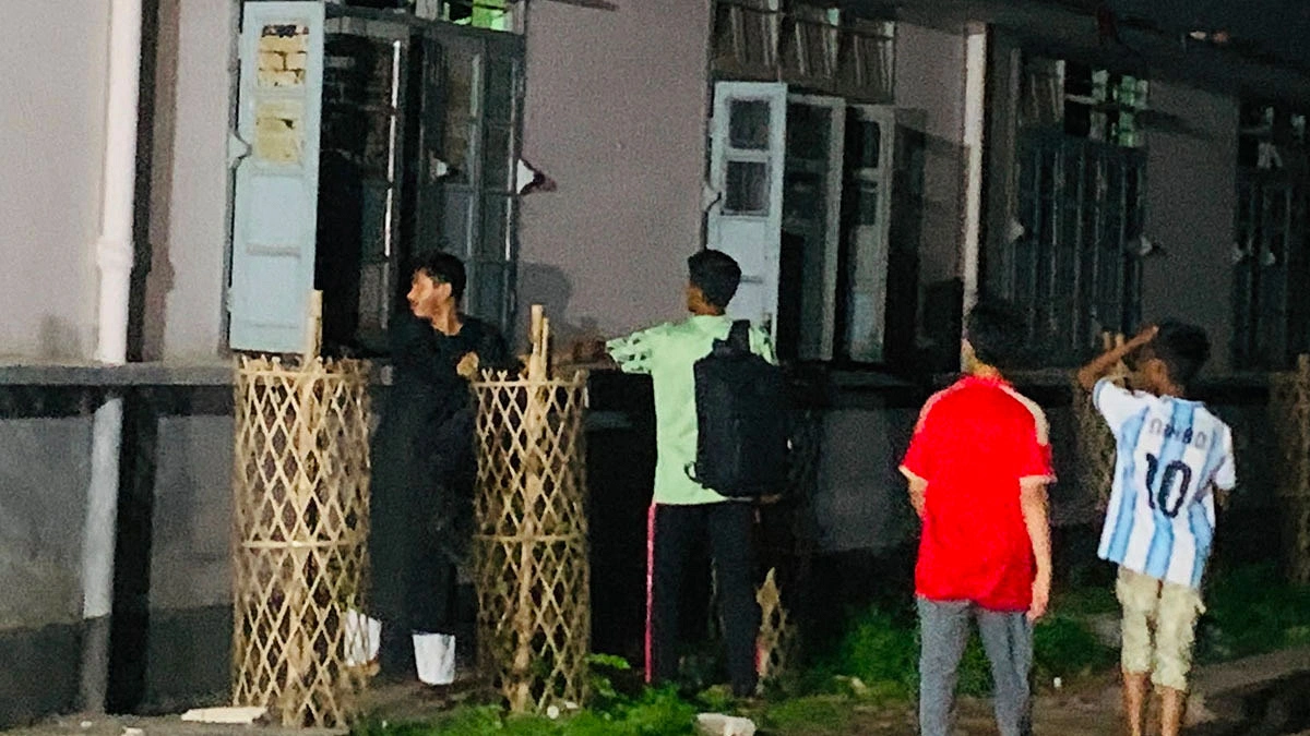 আতঙ্কে হল ছাড়ছেন ঢাকা আলিয়ার শিক্ষার্থীরা