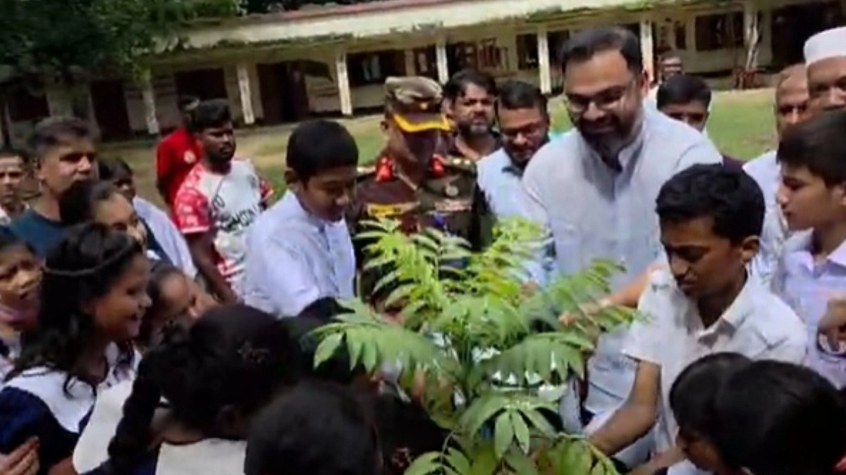 শিক্ষার্থীদের একটি করে গাছ লাগাতে বললেন প্রতিমন্ত্রী আমিনুল