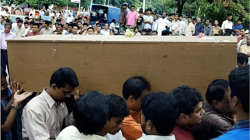 হুমায়ুন আজাদের মরদেহ দেশে ফিরলে ঢাকায় হৃদয়বিদারক দৃশ্যের অবতারণা হয়