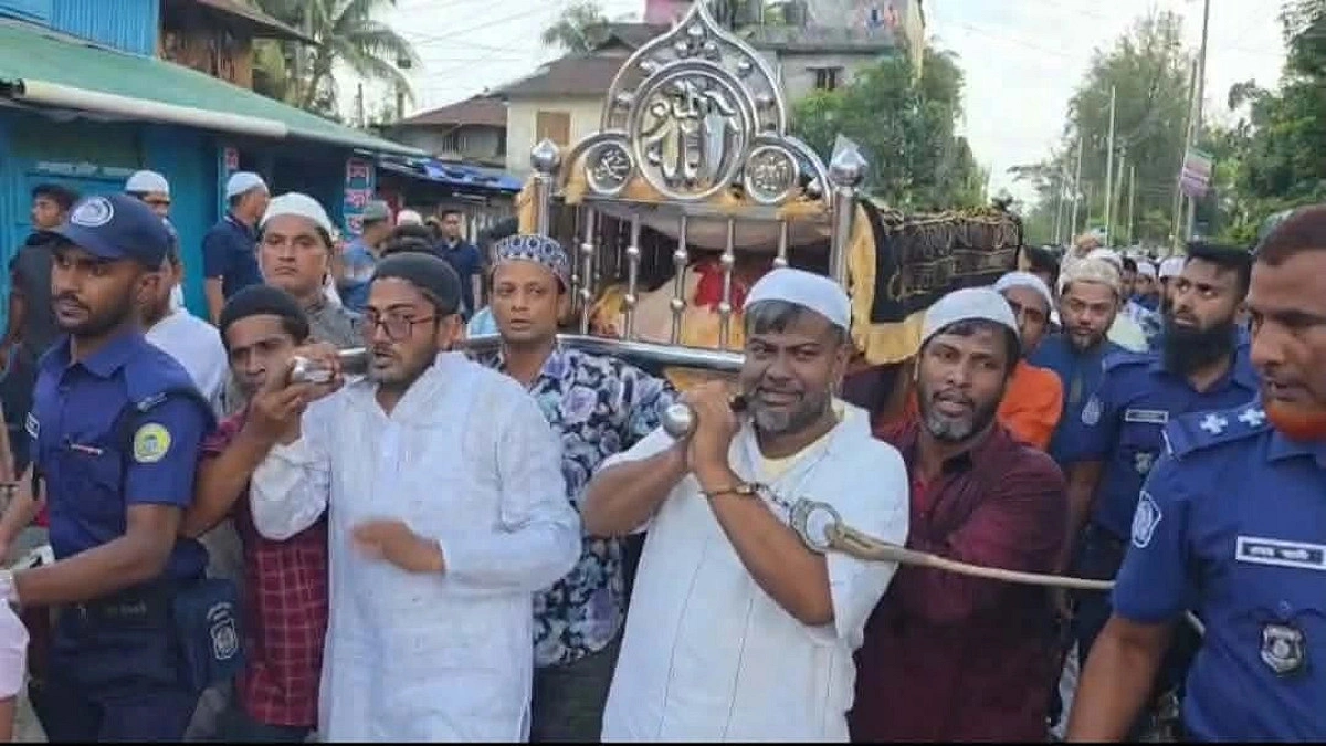 প্যারোলে মুক্তি পেয়ে মায়ের জানাজায় বিশ্বজিৎ হত্যা মামলার আসামি