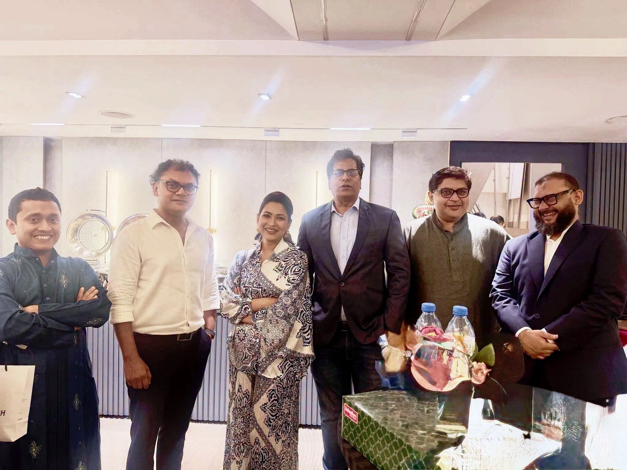 এই ছবি নিয়ে সামাজিক মাধ্যমে চলছে আলোচনা-সমালোচনা। ছবি: ফেসবুক থেকে নেওয়া