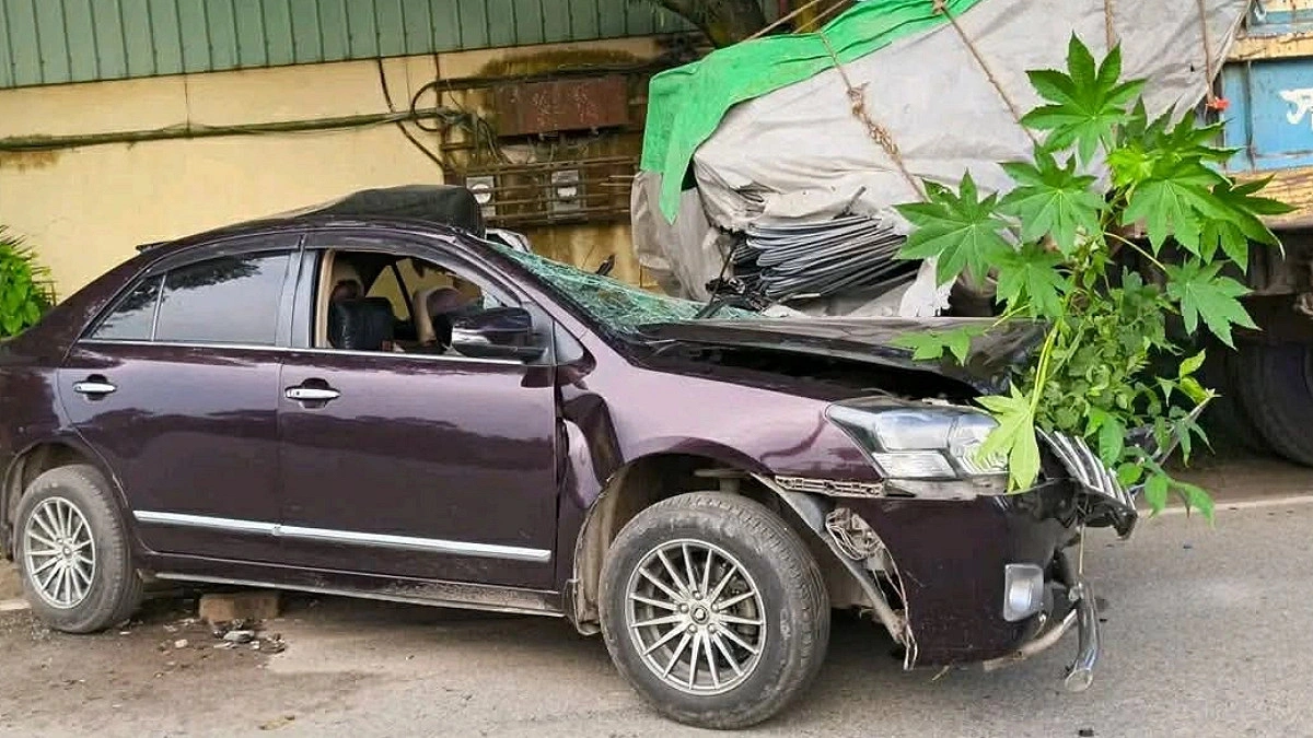 দাঁড়িয়ে থাকা ট্রাকে প্রাইভেট কারের ধাক্কায় বিচারকের মৃত্যু