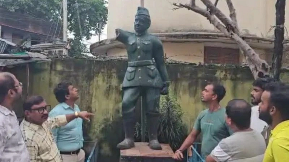 ভারতে নেতাজিকে ঘিরে বিতর্কের মধ্যেই ভাঙল ভাষ্কর্য