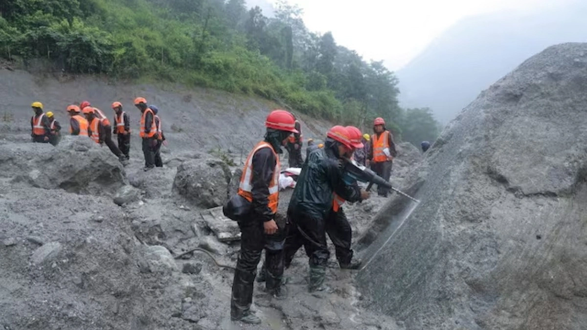 জলবিদ্যুতের অন্ধকার সুড়ঙ্গে বন্দি ৯ শতাধিক প্রাণ