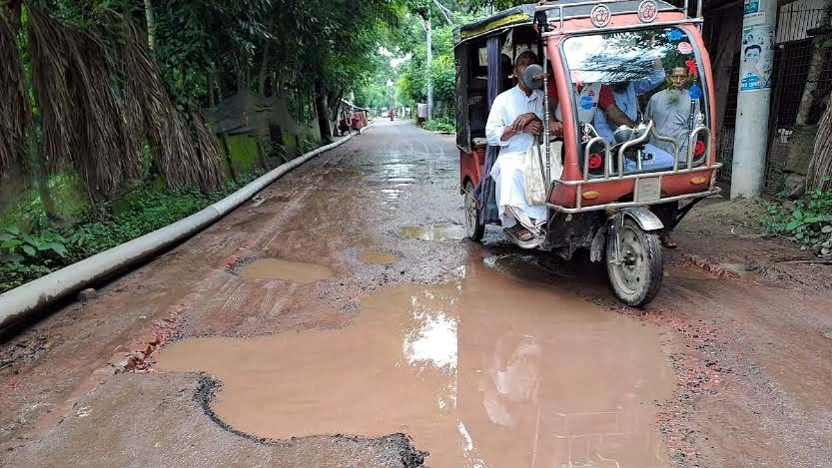সড়ক নয়, যেন ডোবা!