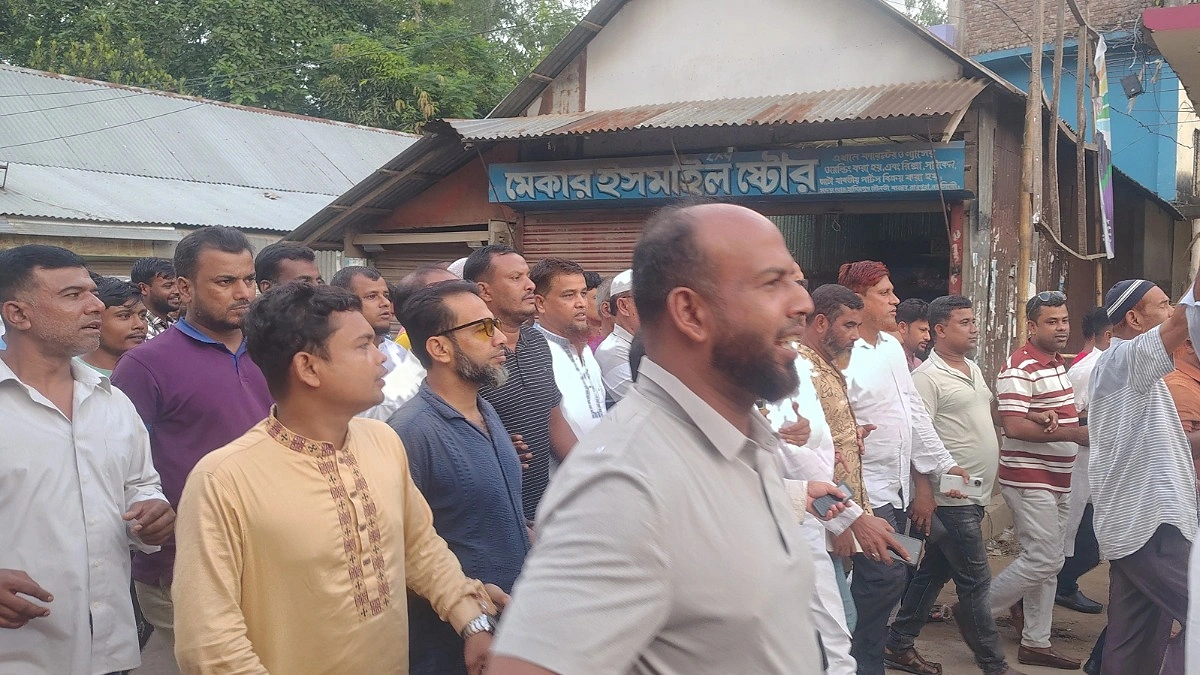 রায়পুরায় বিএনপি নেতার বাড়িতে ককটেল নিক্ষেপের অভিযোগ