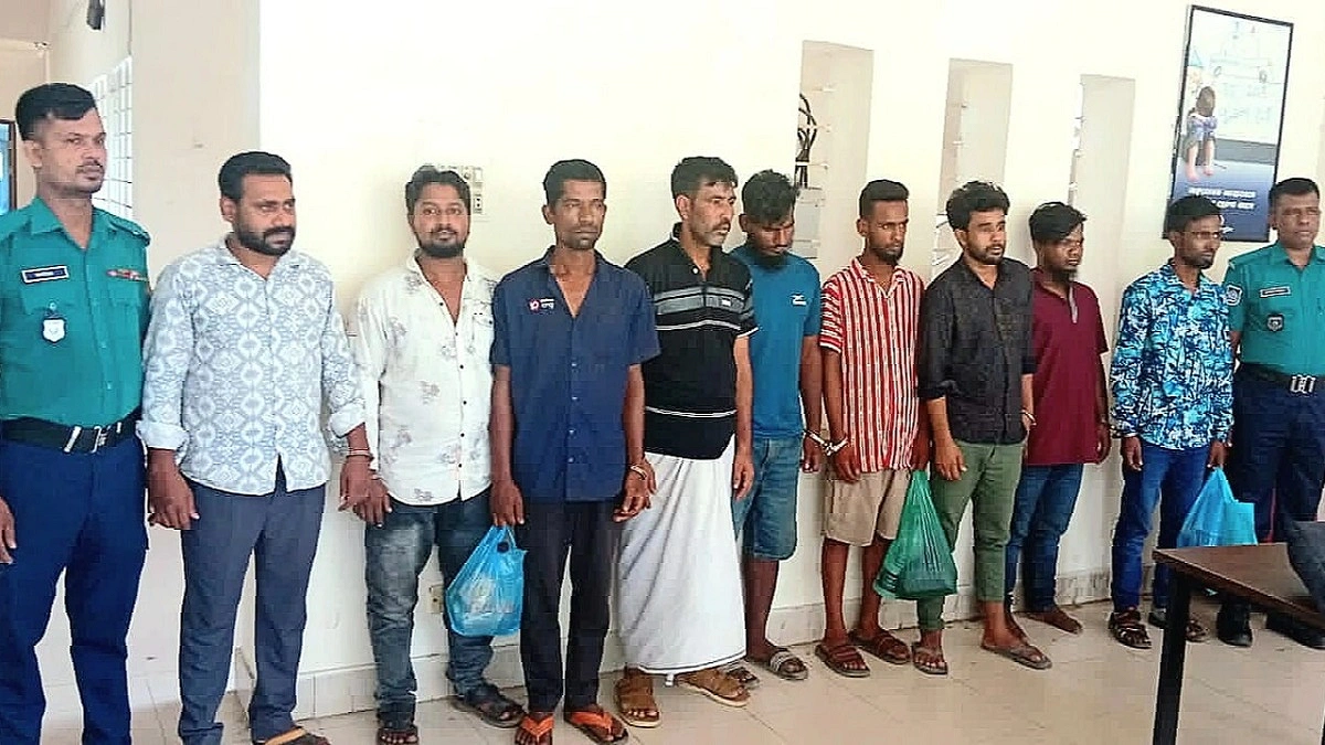‘বুক কাটা বাবু’সহ ৬ ছিনতাইকারী গ্রেপ্তার, মিলল চাপাতি-চাকু