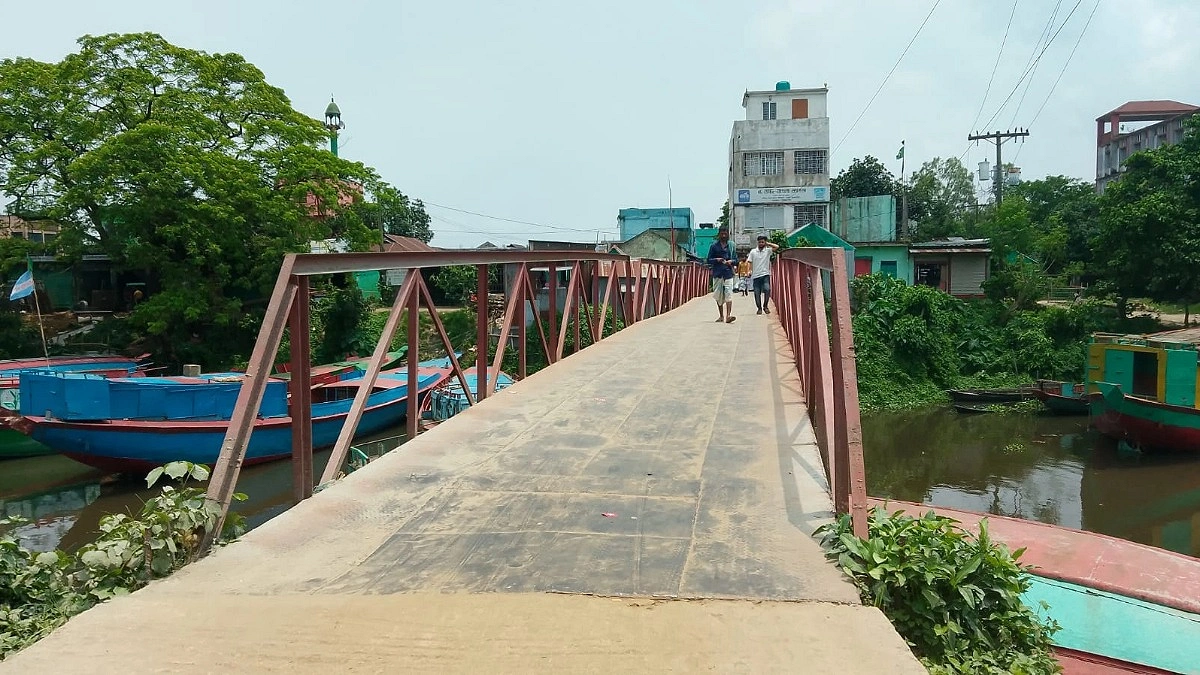 একযুগেও সংস্কার হয়নি জাফর খালের লোহার সেতু