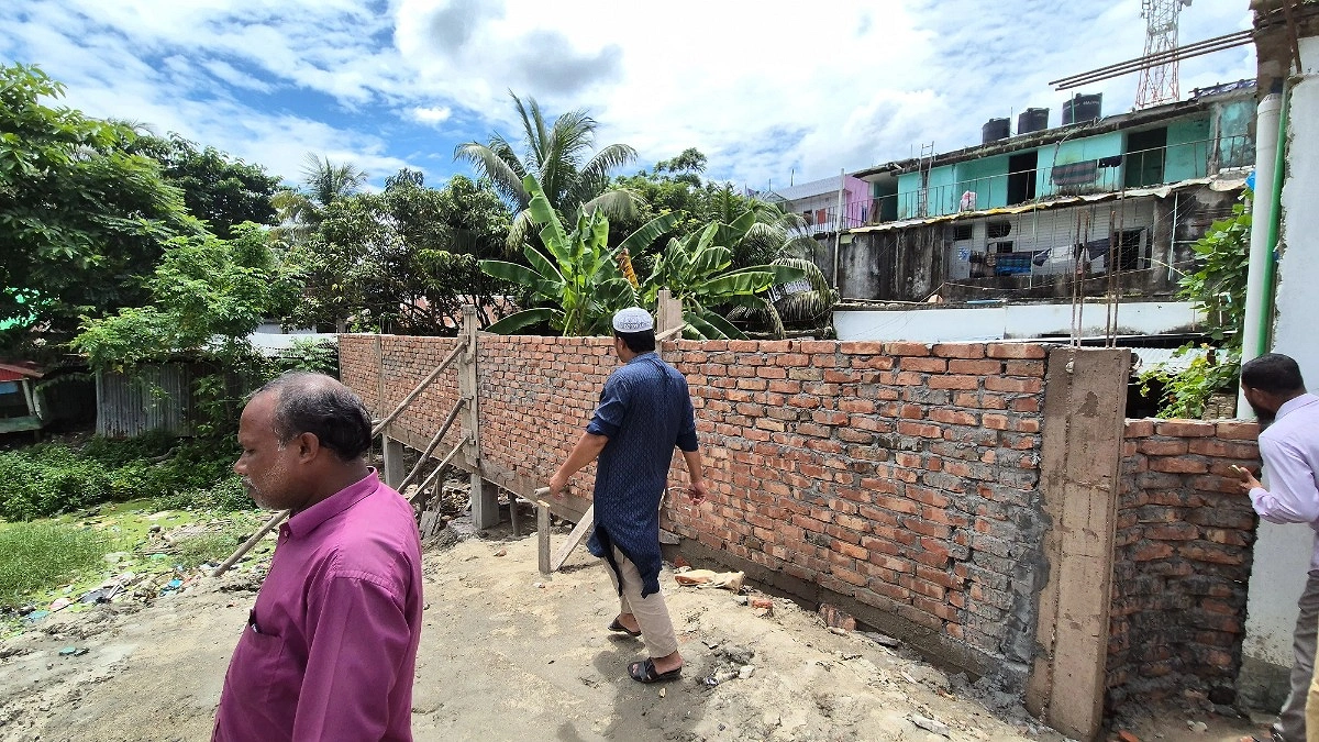 গভীর রাতে সাবেক সচিবের জমি দখলের অভিযোগ