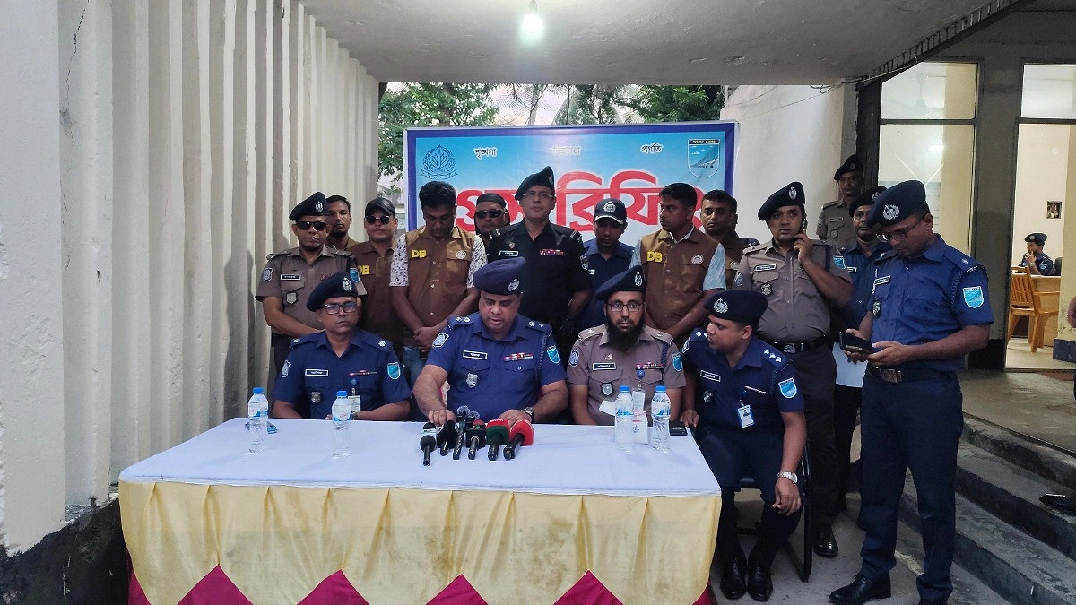 রায়পুরায় যৌথ বাহিনীর অভিযান: অস্ত্র-গুলিসহ আটক ৩