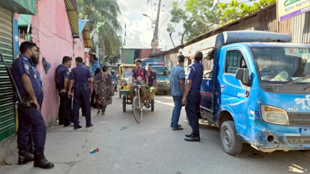 ফতুল্লায় মাদক কারবারিদের সঙ্গে গোলাগুলি, পুলিশসহ আহত ৪